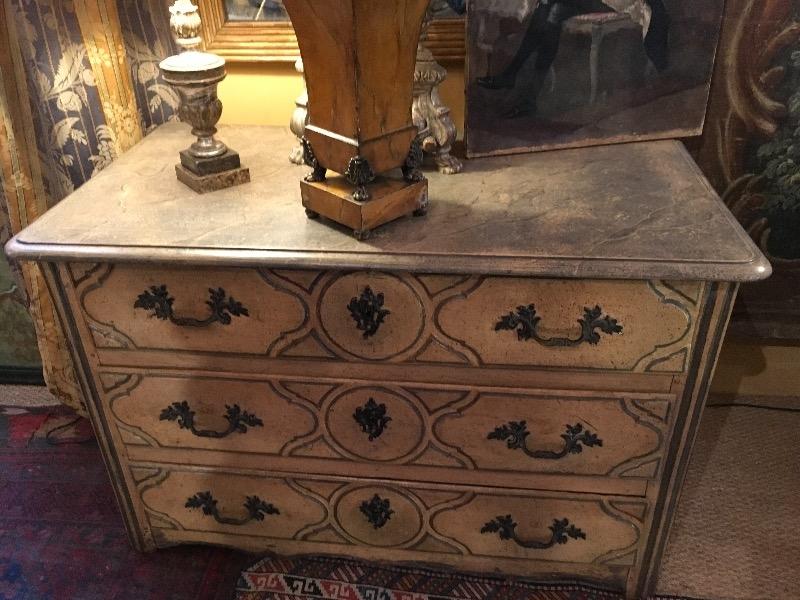 Commode peinte ( Sud de la  France ) fin XVIII ème ouvrant sur 3 tiroirs 