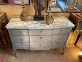 Commode peinte 18 ème ouvrant sur 3 tiroirs plateau marbre 