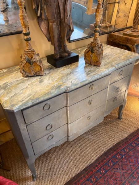 Commode peinte 18 ème ouvrant sur 3 tiroirs plateau marbre 