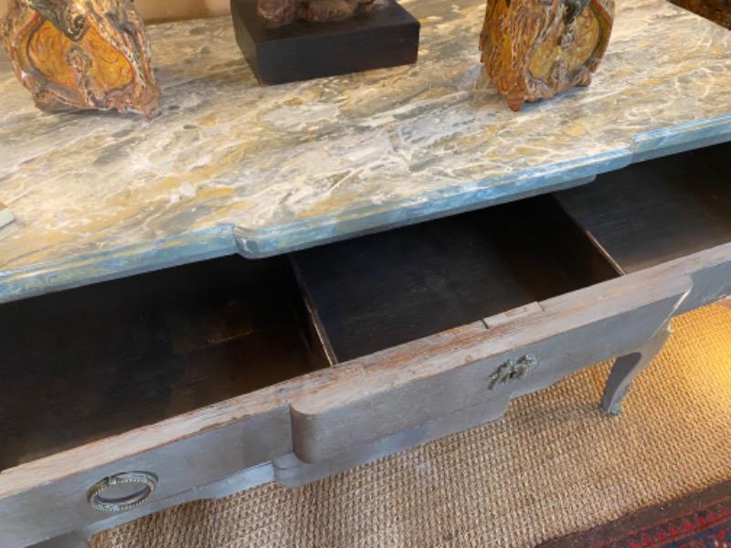 Commode peinte 18 ème ouvrant sur 3 tiroirs plateau marbre 
