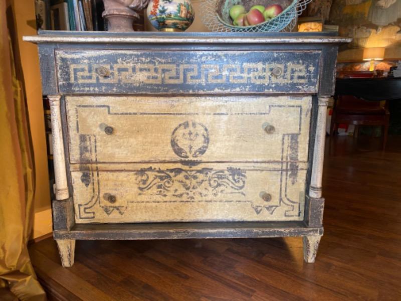 Commode peinte époque 1830 ouvrant sur 3 tiroirs