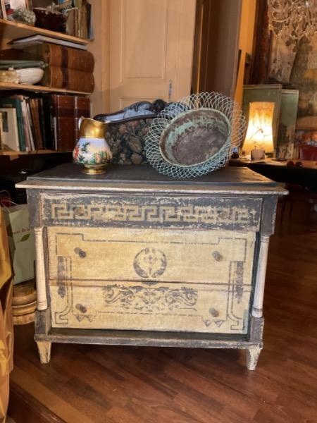 Commode peinte époque 1830 ouvrant sur 3 tiroirs