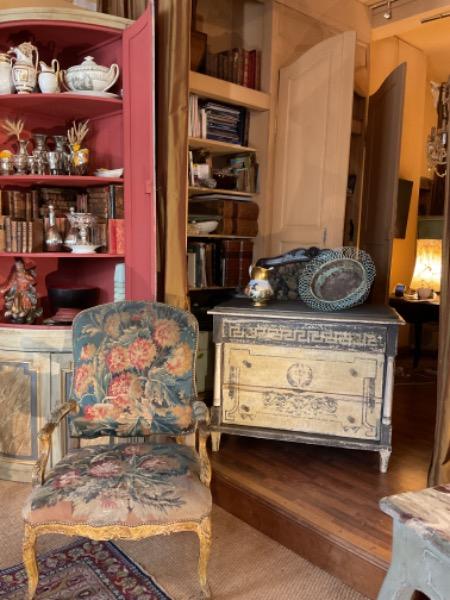 Commode peinte époque 1830 ouvrant sur 3 tiroirs