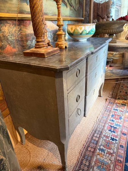 Commode peinte fin 18 ème ouvrant sur 3 tiroirs en ressaut , plateau en marbre gris ( restauré )
