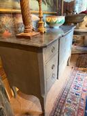 Commode peinte fin 18 ème ouvrant sur 3 tiroirs en ressaut , plateau en marbre gris ( restauré )