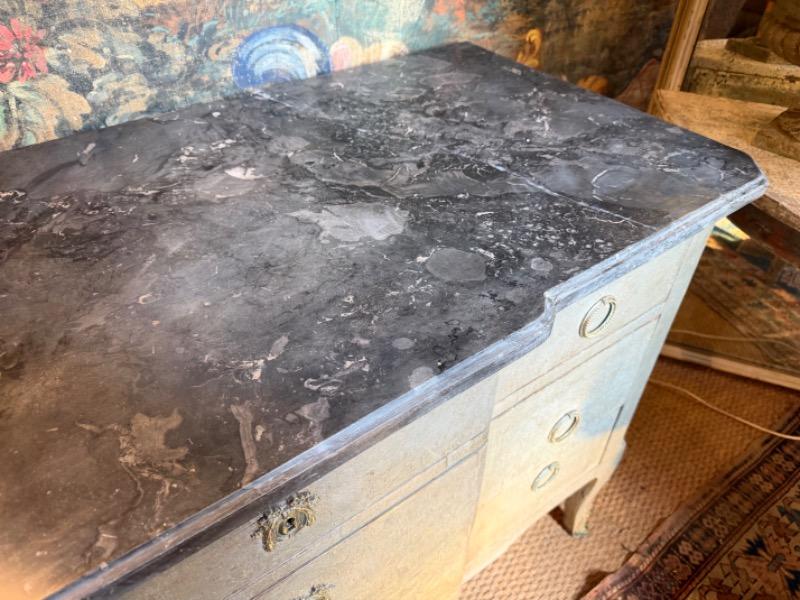 Commode peinte fin 18 ème ouvrant sur 3 tiroirs en ressaut , plateau en marbre gris ( restauré )