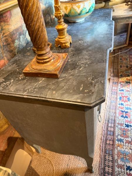 Commode peinte fin 18 ème ouvrant sur 3 tiroirs en ressaut , plateau en marbre gris ( restauré )