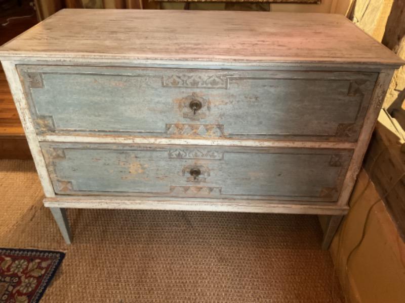 Commode peinte ouvrant sur 2 tiroirs XIX ème