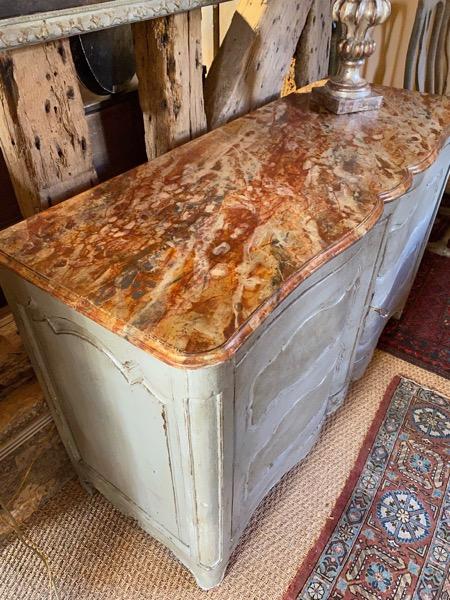 Commode peinte XVIII ème à portes dessus fx marbre