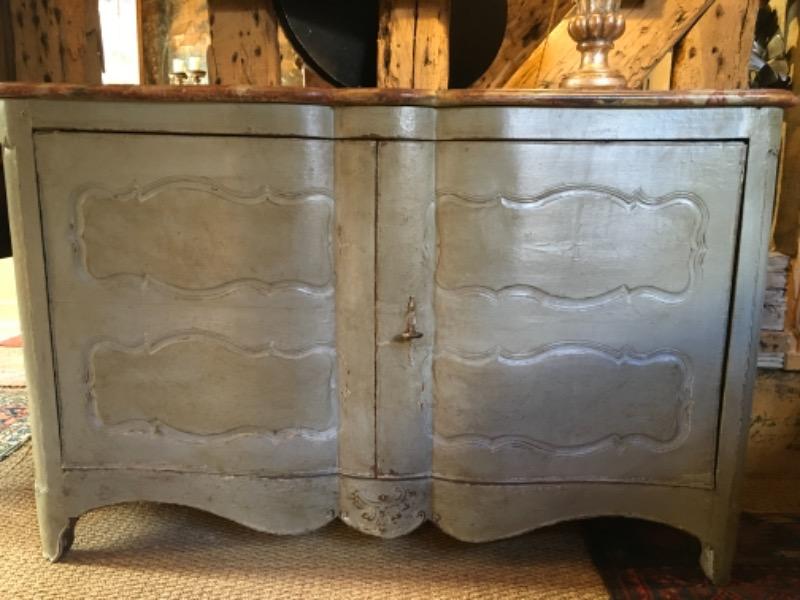 Commode peinte XVIII ème à portes dessus fx marbre