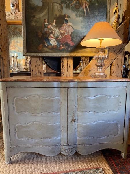 Commode peinte XVIII ème à portes dessus fx marbre