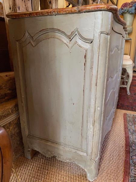 Commode peinte XVIII ème à portes dessus fx marbre