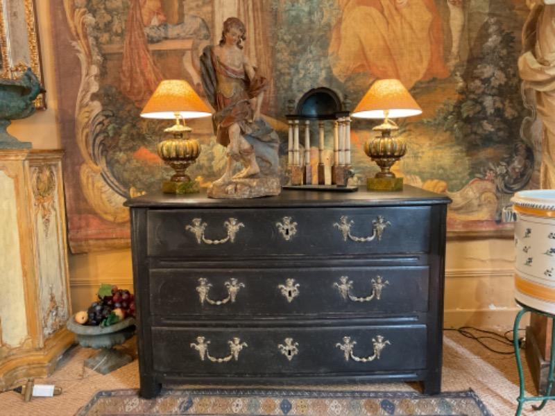 Commode peinte XVIII ème ouvrant sur 3 tiroirs ( bronzes d’origine )