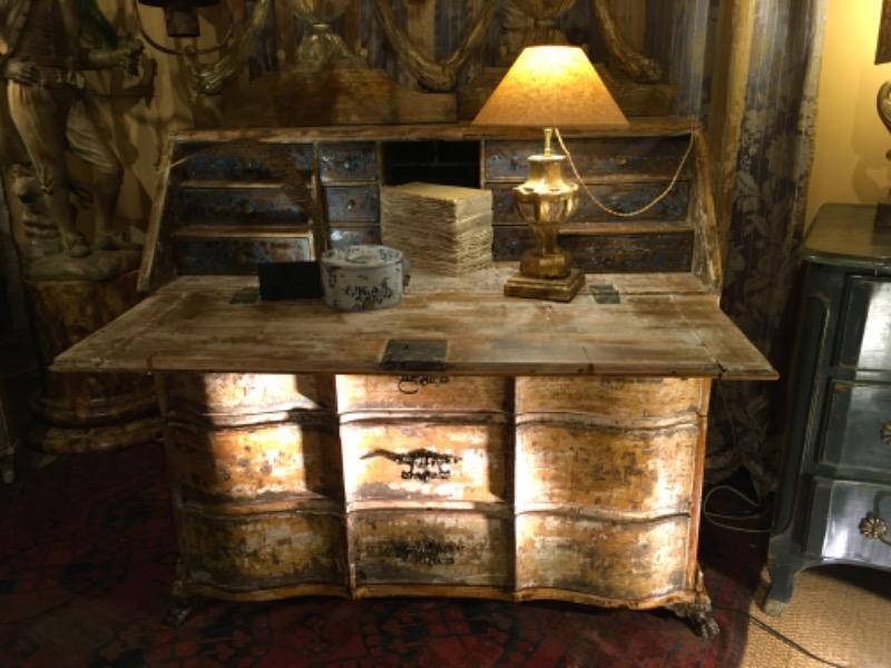 Commode scriban façade en arbalète à 3 tiroirs XVIII ème 