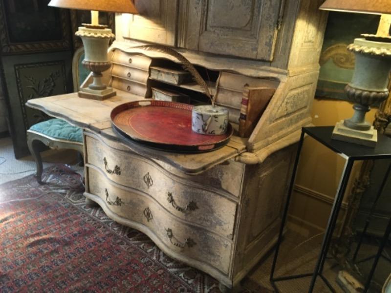 Commode-scriban galbée provençale formant deux-corps époque XVIII ème 