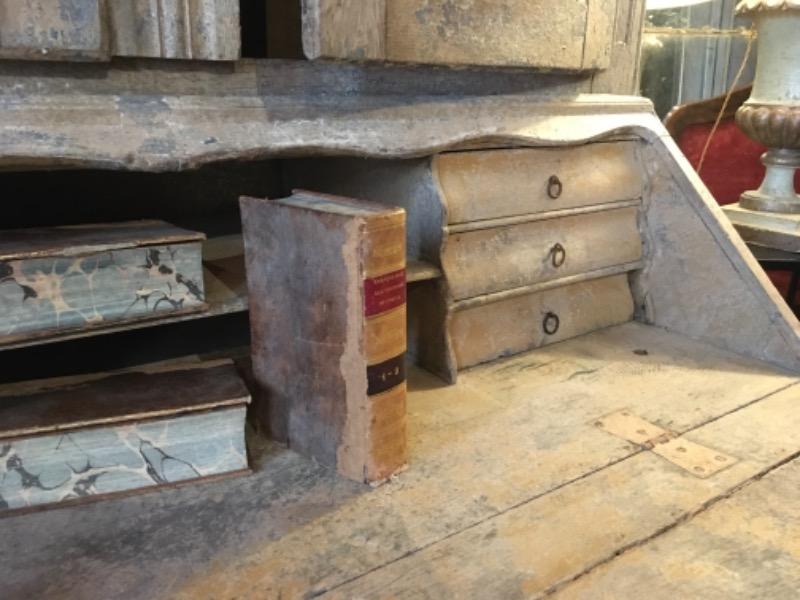 Commode-scriban galbée provençale formant deux-corps époque XVIII ème 