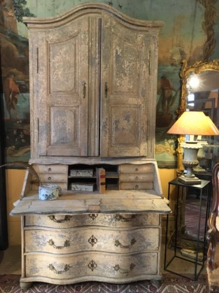 Commode-scriban galbée provençale formant deux-corps époque XVIII ème 