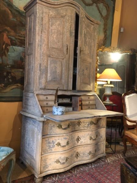 Commode-scriban galbée provençale formant deux-corps époque XVIII ème 