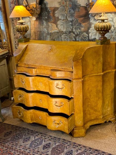 Commode scriban peinte mouvementée sur 3 côtés italie 18 ème
