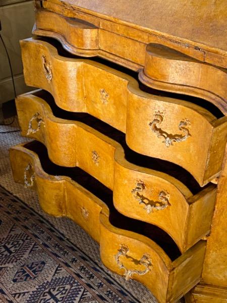 Commode scriban peinte mouvementée sur 3 côtés italie 18 ème