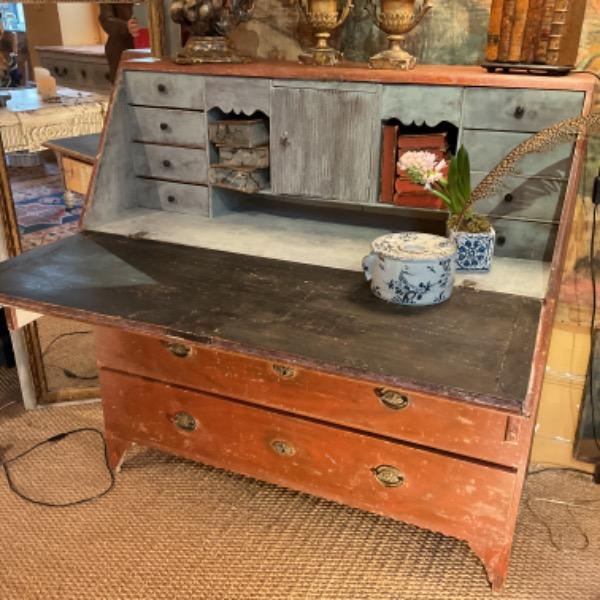 Commode-scriban suédoise époque directoire peinte ( couleur d’origine )
