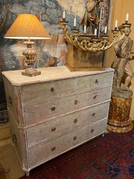 Commode suédoise époque directoire ouvrant sur 5 tiroirs en façade 