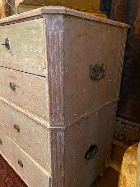 Commode suédoise époque directoire ouvrant sur 5 tiroirs en façade 