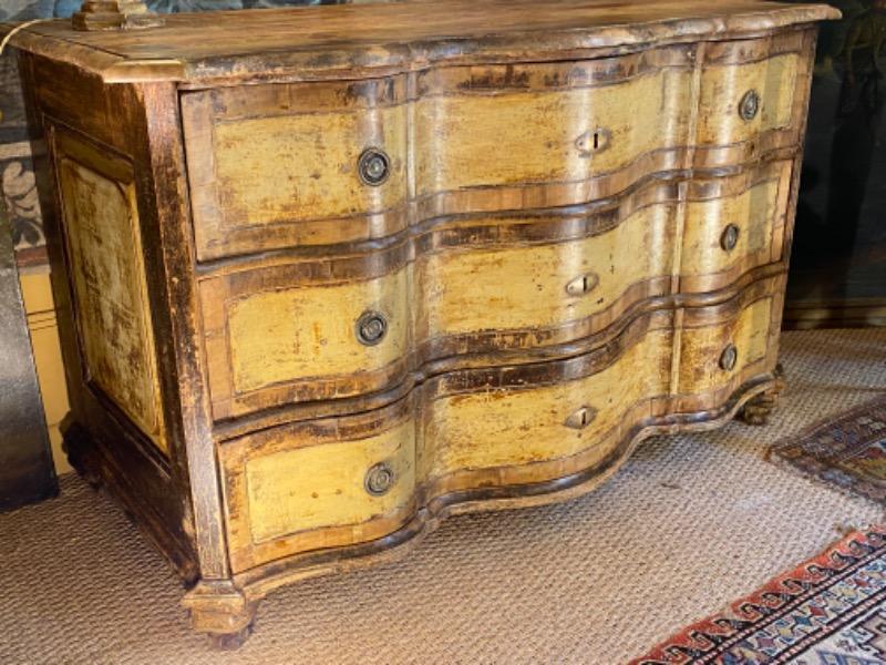 Commode suédoise peinte 18 ème à 3 tiroirs