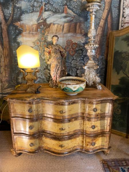 Commode suédoise peinte 18 ème à 3 tiroirs