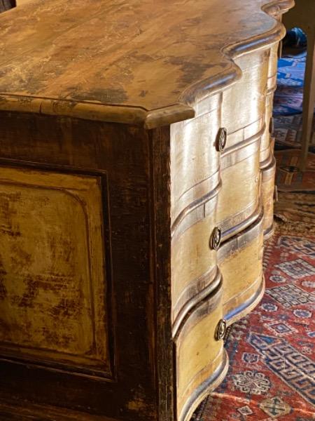 Commode suédoise peinte 18 ème à 3 tiroirs