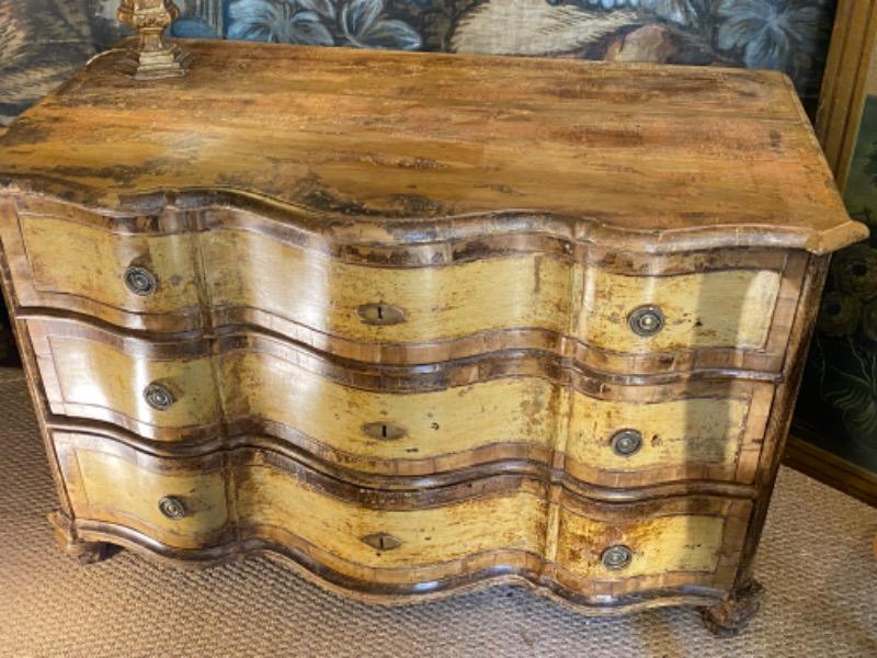 Commode suédoise peinte 18 ème à 3 tiroirs