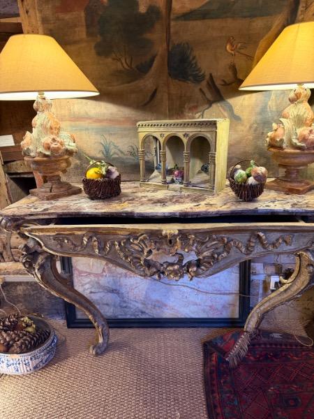 Console d’applique italienne avec un tiroir en ceinture en bois doré d’époque régence , magnifique plateau faux-marbre