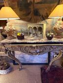 Console d’applique italienne avec un tiroir en ceinture en bois doré d’époque régence , magnifique plateau faux-marbre