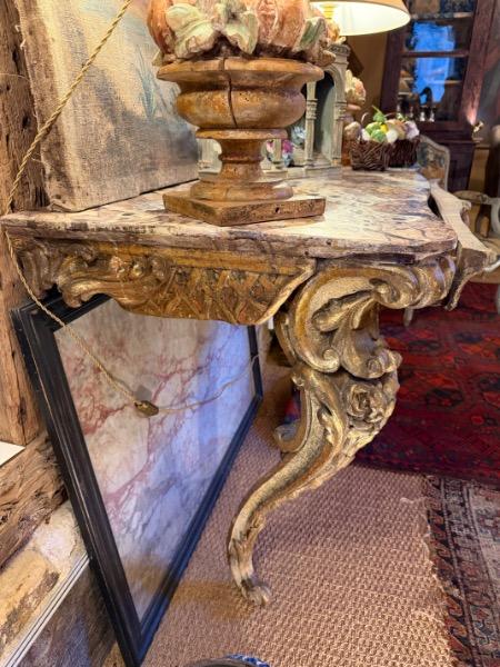 Console d’applique italienne avec un tiroir en ceinture en bois doré d’époque régence , magnifique plateau faux-marbre