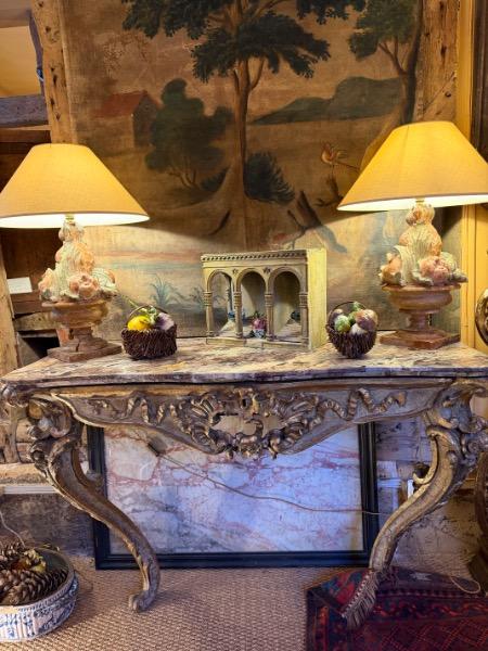 Console d’applique italienne avec un tiroir en ceinture en bois doré d’époque régence , magnifique plateau faux-marbre