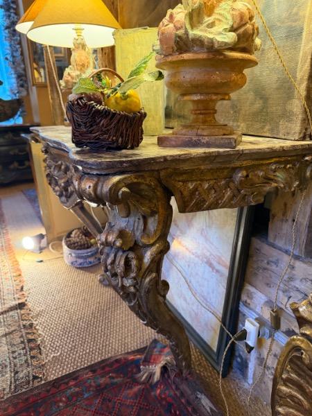 Console d’applique italienne avec un tiroir en ceinture en bois doré d’époque régence , magnifique plateau faux-marbre