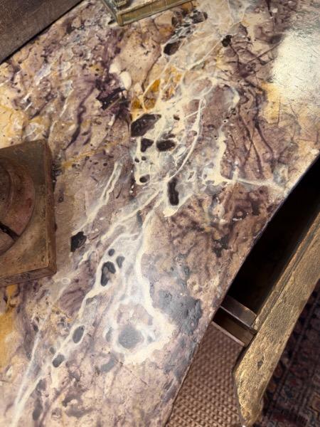 Console d’applique italienne avec un tiroir en ceinture en bois doré d’époque régence , magnifique plateau faux-marbre