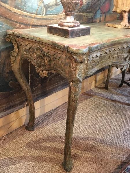 Console italienne baroque  ( Collection du Prince de Lippe ) reposant sur 4 pieds en bois sculpté ( restant d’argenture)
