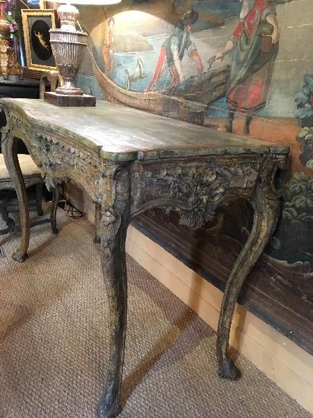 Console italienne baroque  ( Collection du Prince de Lippe ) reposant sur 4 pieds en bois sculpté ( restant d’argenture)