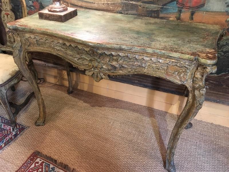 Console italienne baroque  ( Collection du Prince de Lippe ) reposant sur 4 pieds en bois sculpté ( restant d’argenture)