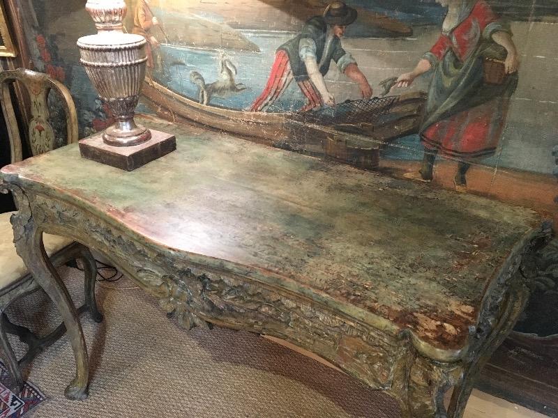 Console italienne baroque  ( Collection du Prince de Lippe ) reposant sur 4 pieds en bois sculpté ( restant d’argenture)