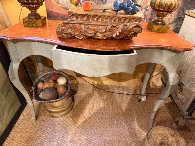 Console peinte provençale avec un tiroir en ceinture et plateau faux-marbre d’époque 18 ème