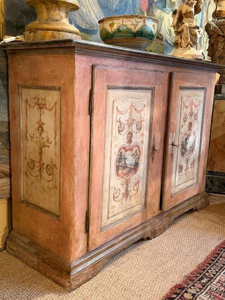 Crédence italienne peinte début XIX ème à décor de grotesques et paysages en façade et sur les côtés 