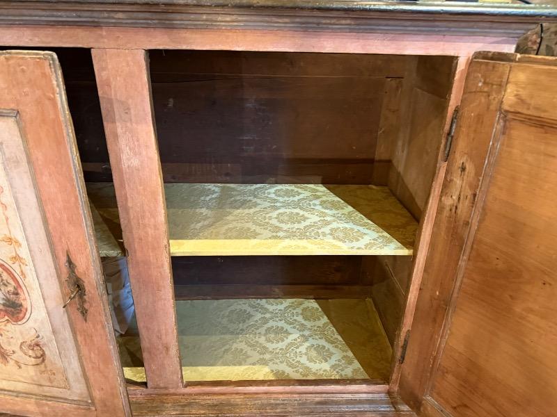 Crédence italienne peinte début XIX ème à décor de grotesques et paysages en façade et sur les côtés 