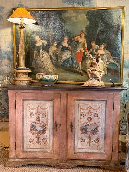 Crédence italienne peinte début XIX ème à décor de grotesques et paysages en façade et sur les côtés 