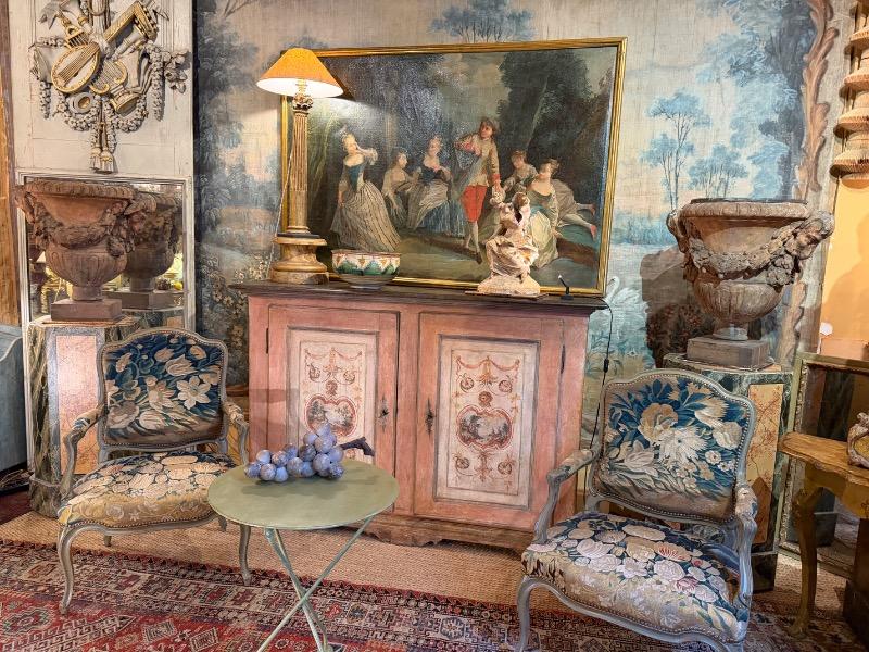 Crédence italienne peinte début XIX ème à décor de grotesques et paysages en façade et sur les côtés 