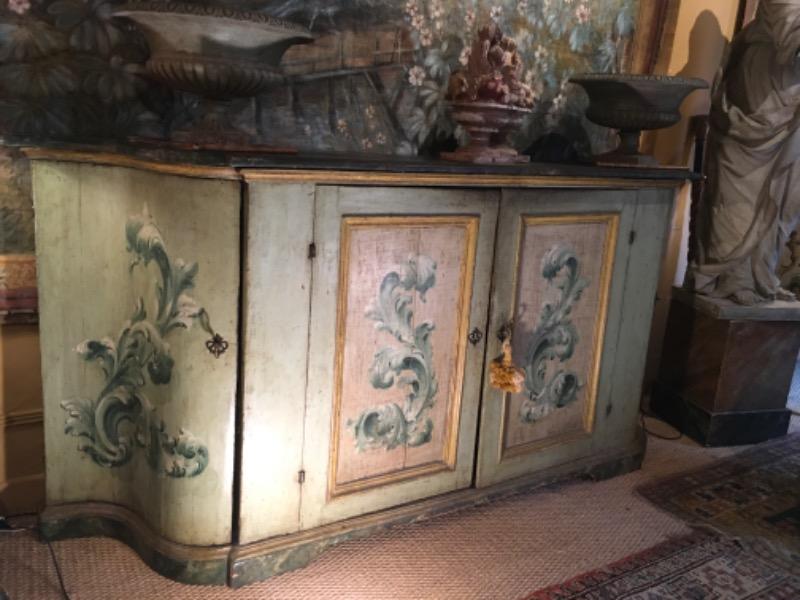 Crédence italienne peinte d’époque 18 ème ouvrant sur 2 portes en façade et 2 portes galbées sur les côtés ( région des Marches )