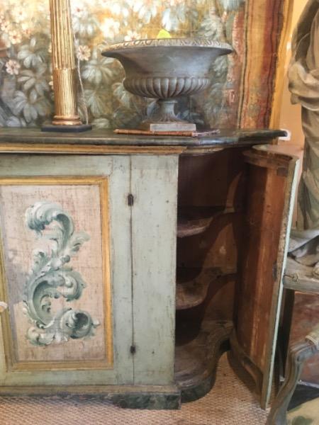 Crédence italienne peinte d’époque 18 ème ouvrant sur 2 portes en façade et 2 portes galbées sur les côtés ( région des Marches )