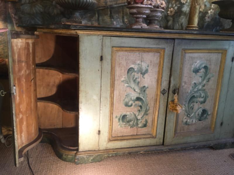 Crédence italienne peinte d’époque 18 ème ouvrant sur 2 portes en façade et 2 portes galbées sur les côtés ( région des Marches )