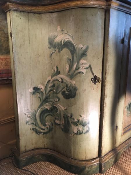 Crédence italienne peinte d’époque 18 ème ouvrant sur 2 portes en façade et 2 portes galbées sur les côtés ( région des Marches )